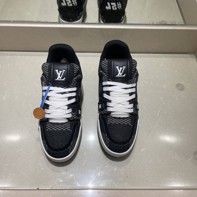 超酷新款lv Trainer 系列运动鞋出货 本款 Lv Trainer 运动鞋出自路易威登与 Tyler 合作系列，令 Monogram 图案和品牌标识分别化